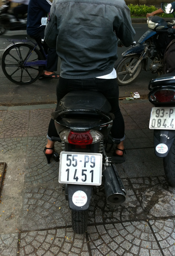 Sticker[-]"Không[-]xả[-]rác[-]bừa[-]bãi"[-]hiện[-]diện[-]trên[-]nhiều[-]xe[-]máy[-]của[-]bạn[-]trẻ